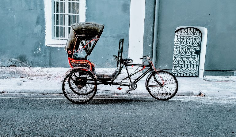 Three-wheeled rickshaw
