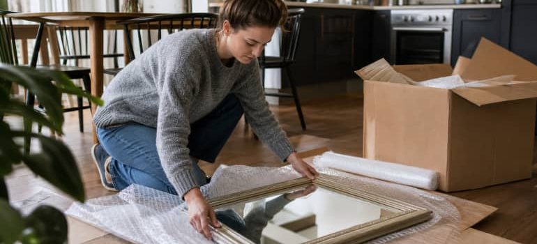 Illustration representing how to pack a mirror when moving