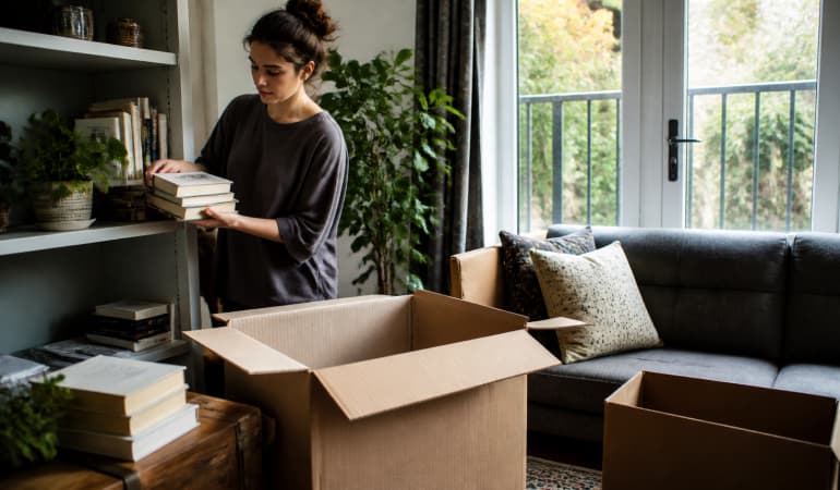 Illustration representing how to pack and move a bookshelf
